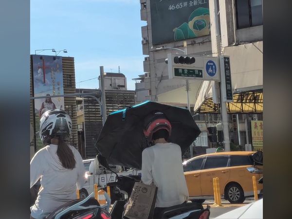 ▲女騎士停紅燈自備陽傘遮陽 。（圖／翻攝自路上觀察學院）