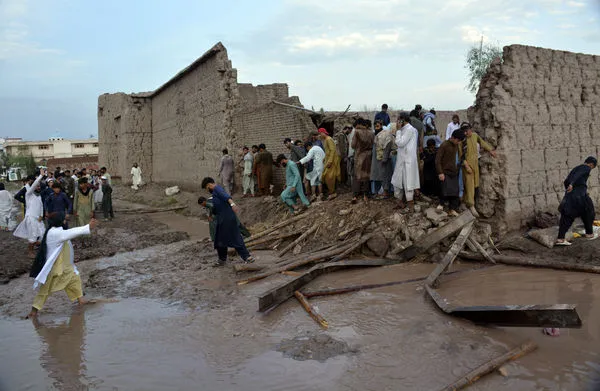 ▲▼阿富汗東部楠格哈爾省（Nangarhar）（Nangarhar）暴雨成災，人們回到被土石流沖毀的家園收拾殘骸。（圖／達志影像／美聯社）