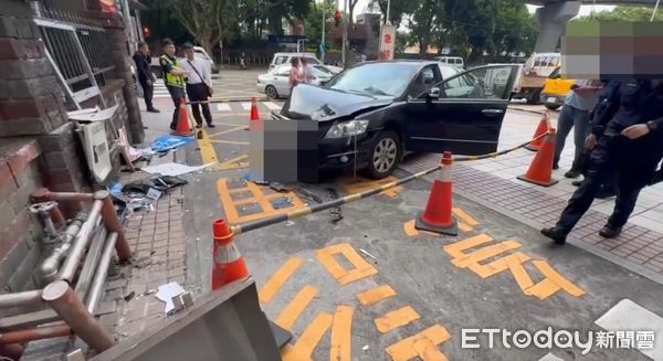 ▲▼新北三峽恩主公醫院急診室前車禍。（圖／記者陳以昇翻攝）