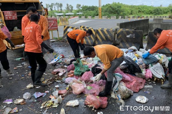 ▲台西鄉因垃圾車遭檢不合格，整車遭退，由清潔隊員逐一重新分類的作業。（圖／台西鄉公所提供）