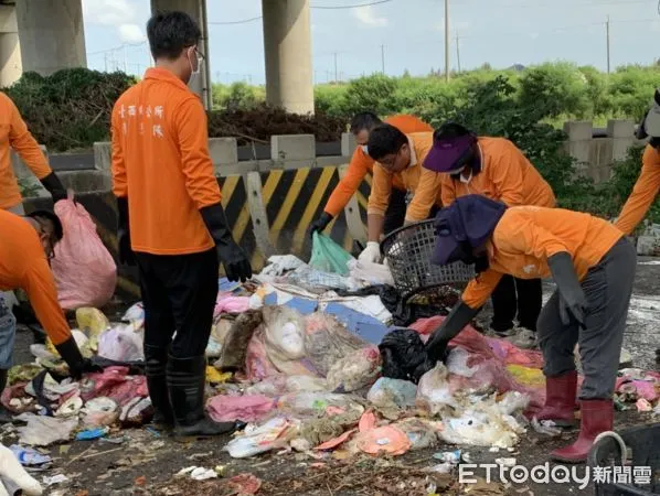 ▲台西鄉因垃圾車遭檢不合格，整車遭退，由清潔隊員逐一重新分類的作業。（圖／台西鄉公所提供）