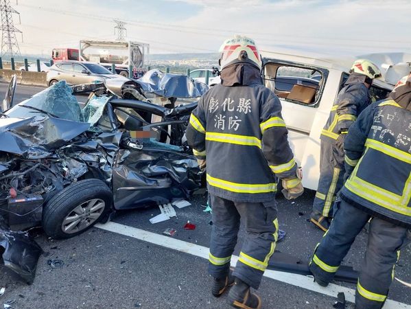 ▲國道3號南下195.1K 4車追撞釀2死。（圖／國道警方提供）