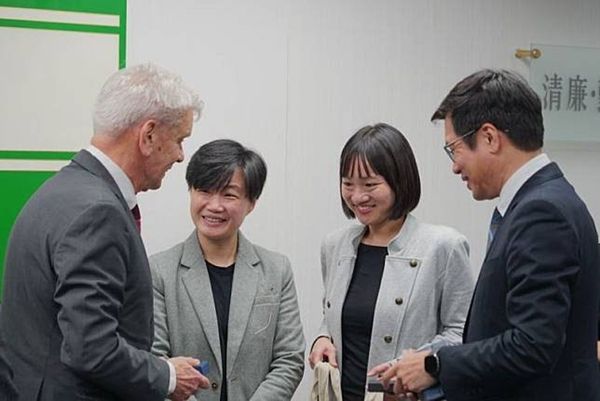 民進黨副秘書長楊懿珊（左二）內定接任駐美副代表。圖為她去年接待時任法國參議院副議長兼友台小組主席李察（Alain Richard）參訪團。（民進黨提供）