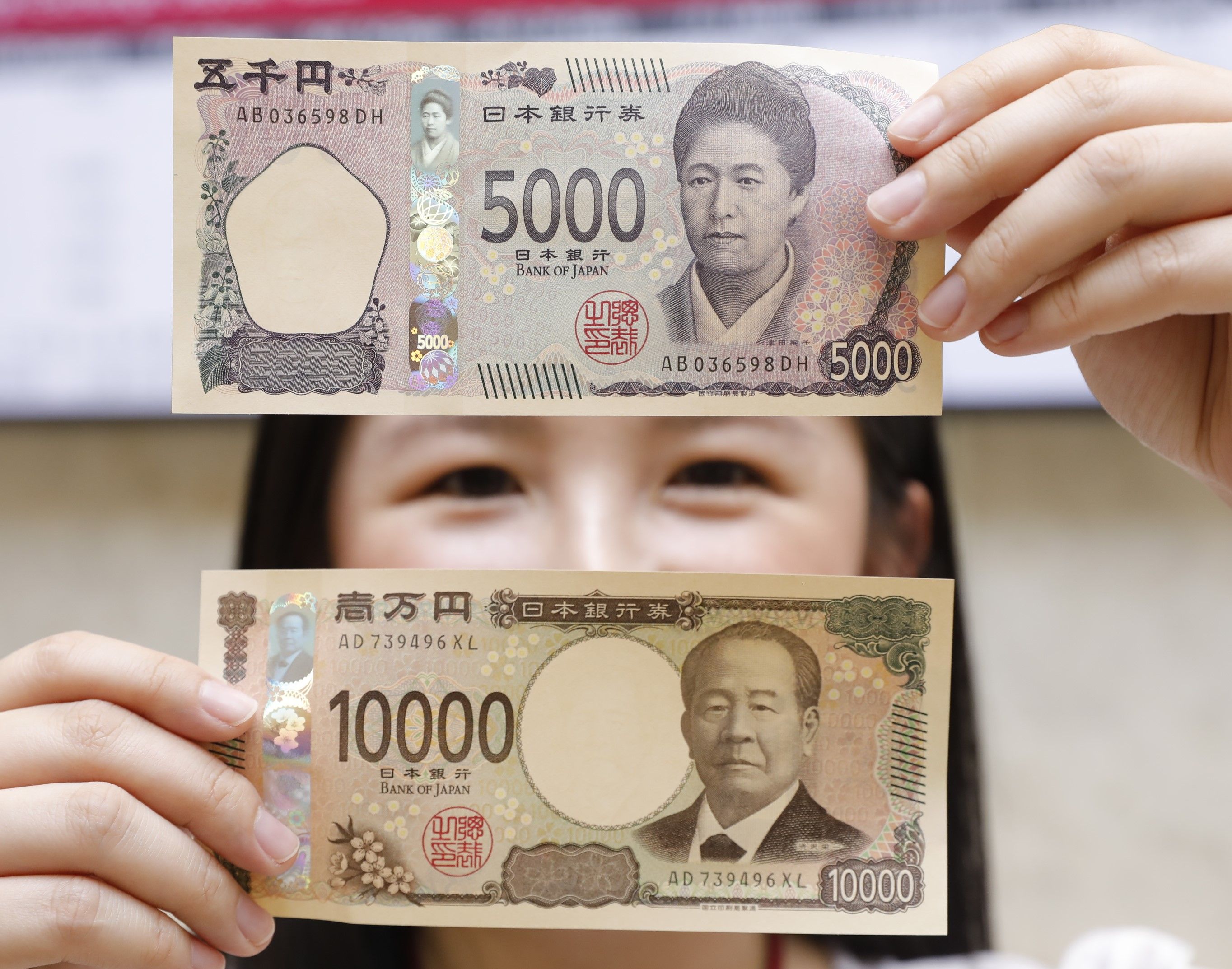 ▲▼新版日圓運抵國內，台灣銀行開放媒體搶先拍攝面額10000、5000及1000元新鈔。新版日圓紙鈔除上面人頭頭像改變外，還加入了新的雷射防偽技術。（圖／記者湯興漢攝）
