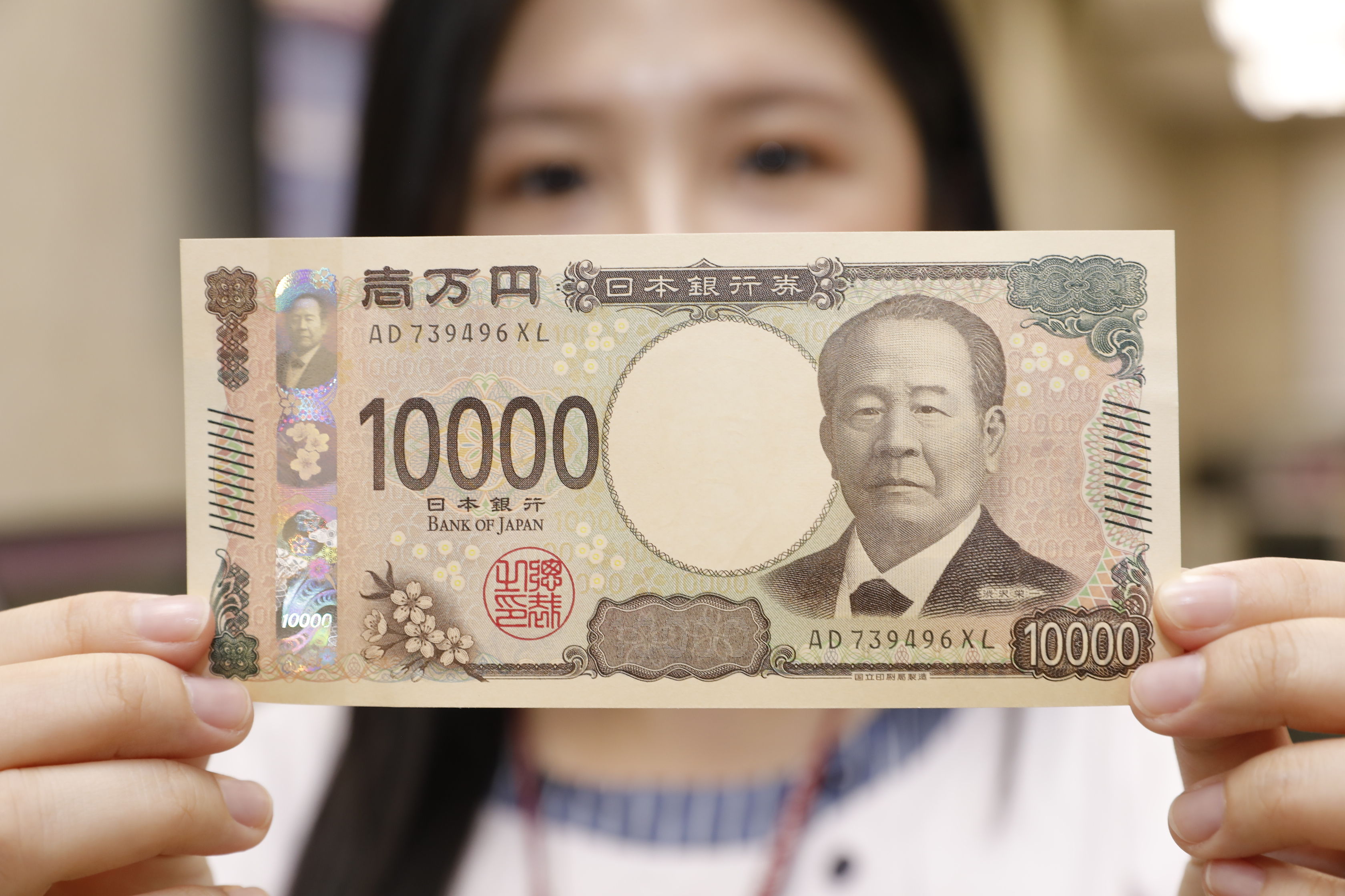 ▲▼新版日圓運抵國內，台灣銀行開放媒體搶先拍攝面額10000、5000及1000元新鈔。新版日圓紙鈔除上面人頭頭像改變外，還加入了新的雷射防偽技術。（圖／記者湯興漢攝）