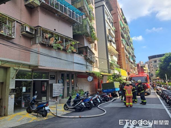 ▲▼ 蘆洲火警，女子命危搶救中            。（圖／記者戴上容翻攝）