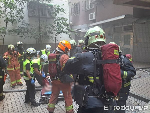 ▲新北市蘆洲區住宅火警，25歲柯姓女子獲救時已無生命跡象。（圖／記者戴上容翻攝）