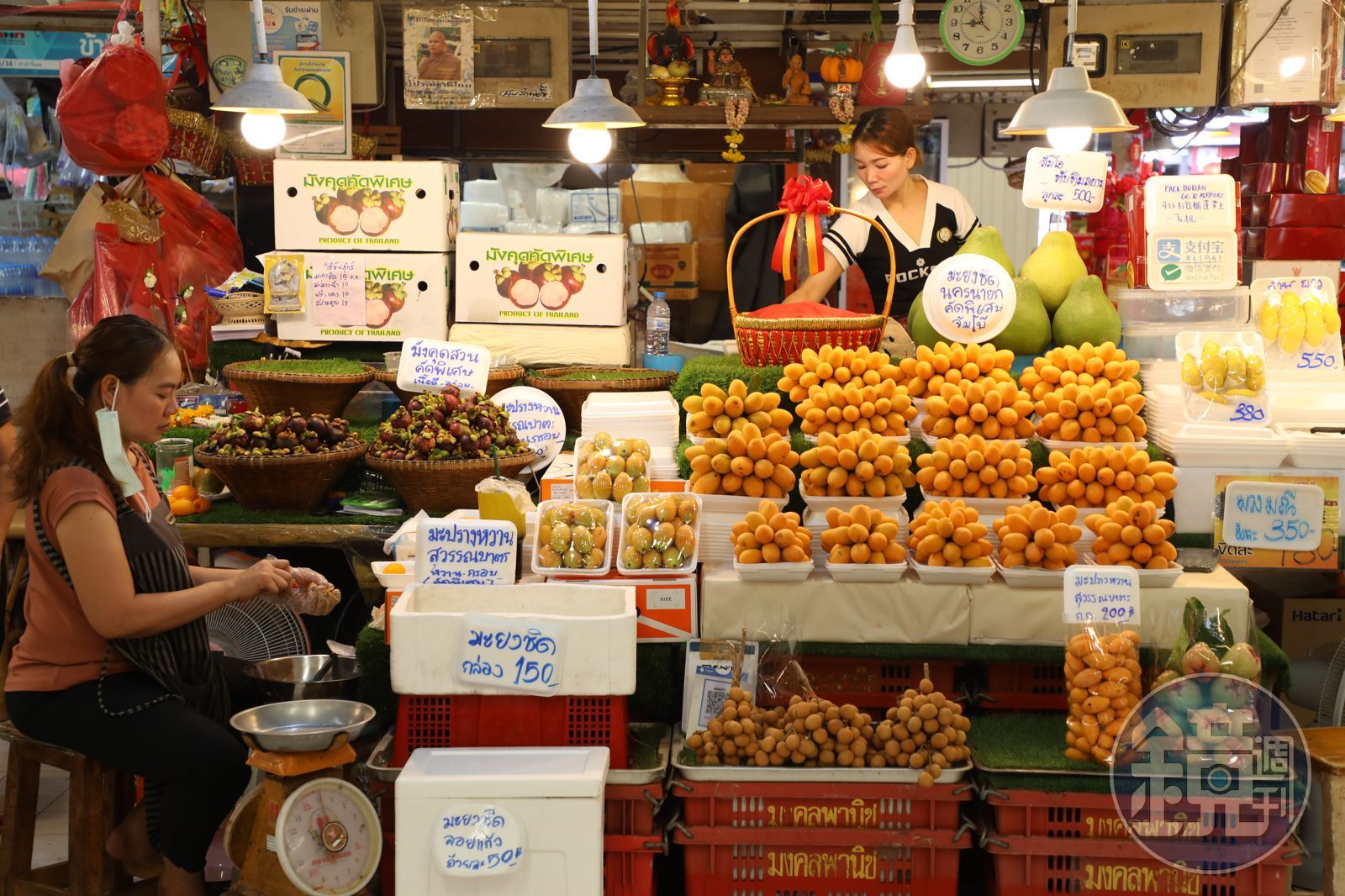 「Or Tor Kor Market」又被稱為「吃貨天堂」，許多攤位販賣各種熱帶水果，如台灣沒見過的橘色瑪麗安李。