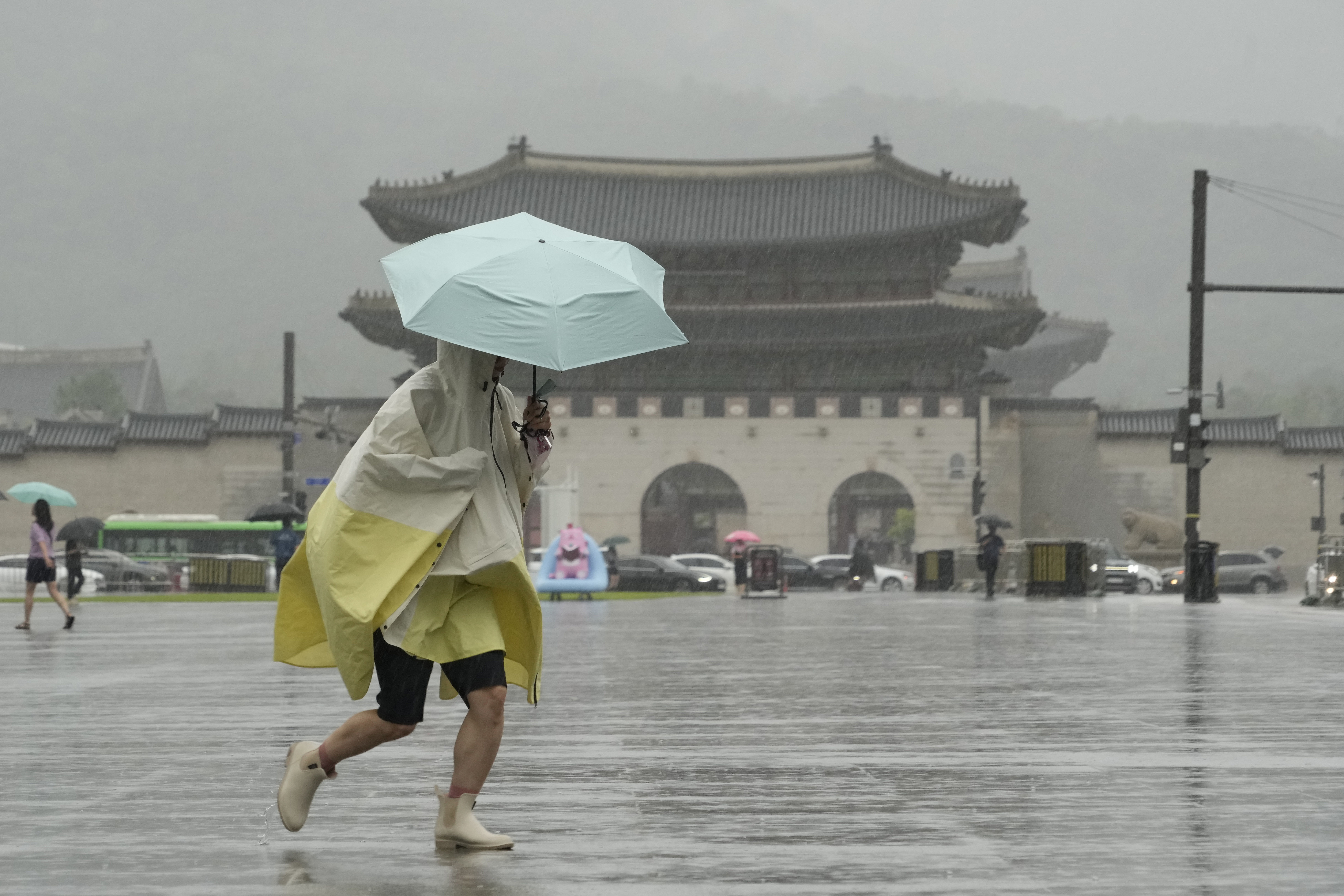 ▲▼南韓首爾18日再度降下驚人暴雨。（圖／達志影像／美聯社）