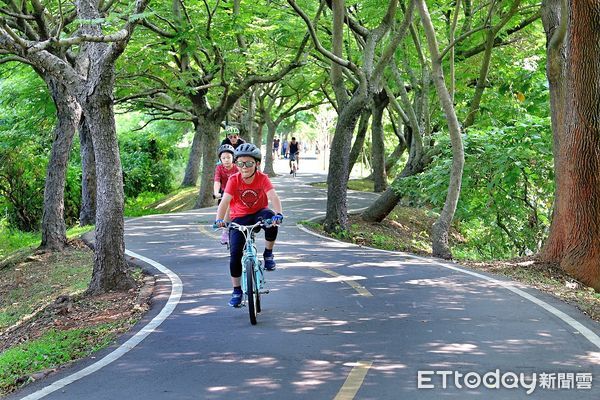 ▲▼台中市政府上午舉行2024台中自行車嘉年華記者會，參與民眾有限量品可拿，再抽萬元單車。（圖／台中市政府提供，下同）