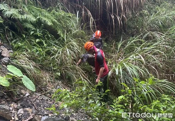 ▲▼62歲男採藥失蹤　119人員揹9小時將他成功帶下山。（圖／新竹縣消防局提供）