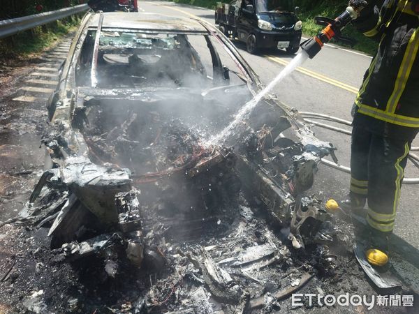 ▲▼開車到山上避暑竟火燒車，竹崎警消共同撲滅火勢             。（圖／記者翁伊森翻攝）