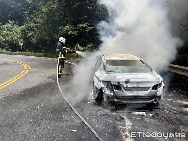 ▲▼開車到山上避暑竟火燒車，竹崎警消共同撲滅火勢             。（圖／記者翁伊森翻攝）