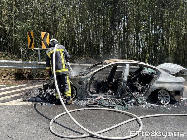 ▲▼開車到山上避暑竟火燒車，竹崎警消共同撲滅火勢             。（圖／記者翁伊森翻攝）