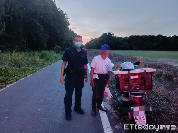 ▲東港警分局崁頂分駐所警員鄭瑞獻幫黃姓阿北找到機車             。（圖／記者陳崑福翻攝）