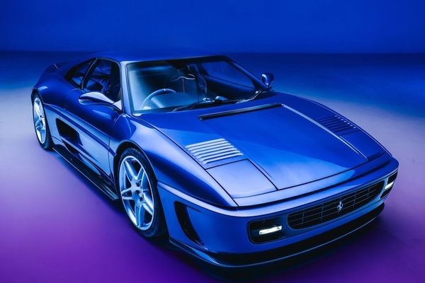 Evoluto 355 是一款經過改裝的法拉利 F355，這款車製造於1994年至1999年間，不過改變不僅僅是外觀上的。最顯著的變化是改用碳纖維車身，並在原有鋼製底盤上添加碳纖維強化，以提升 23% 的抗扭剛性。