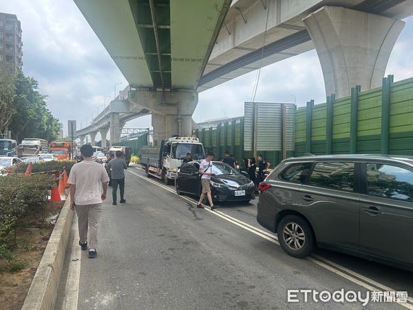 ▲▼ 林口警察逮捕詐騙車手，對空鳴槍            。（圖／記者戴上容翻攝）