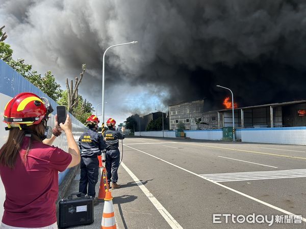 ▲▼台南壓克力工廠火警             。（圖／記者林東良翻攝）