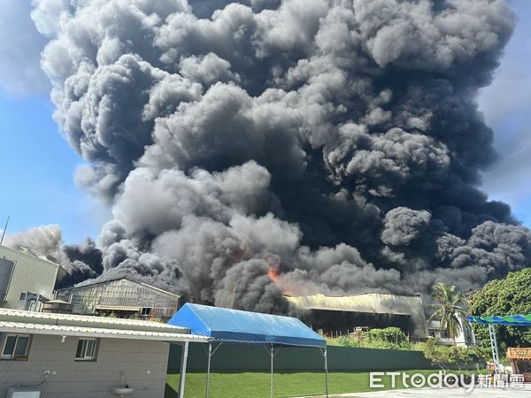 ▲台南市山上區明和里一處樹脂工廠，18日上午傳出火警，現場全面燃燒，冒出大量濃煙，並傳出多起爆炸聲，消防人員搶救近9小時才撲滅，燒毀14棟廠房建物燃燒面積約3萬平方公尺，幸無人員傷亡。 （圖／記者林東良翻攝，下同）