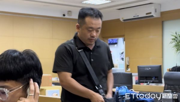 ▲▼高雄長亮畫廊實際負責人殷姓男子涉嫌販賣北韓「萬壽台創作社」畫作，被依《資恐法》約談後交保30萬，限制出境出海。（圖／記者劉昌松攝）