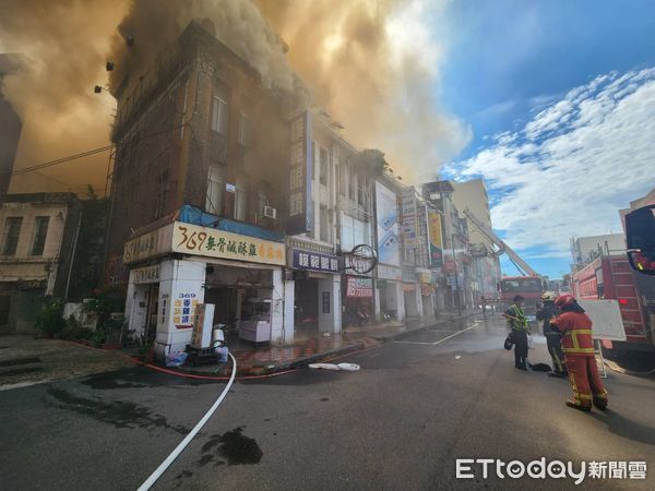 ▲彰化市火警消防員輪番上陣全都精疲力盡。（圖／記者唐詠絮翻攝）