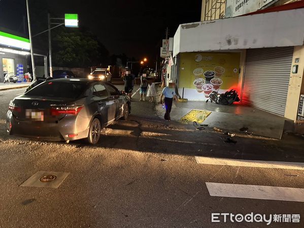 ▲轎車行經路口疑未適當減速，機車挨撞後騎士騰空翻滾數圈落地。（圖／記者楊永盛翻攝）