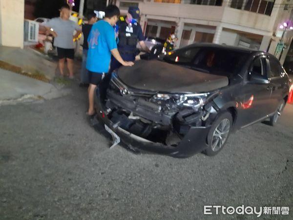 ▲轎車行經路口疑未適當減速，機車挨撞後騎士騰空翻滾數圈落地。（圖／記者楊永盛翻攝）