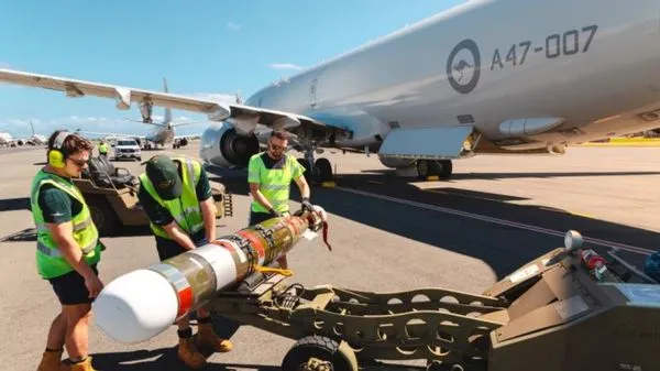 ▲▼P-8A海神式反潛機投下Mk 54型魚雷。（圖／澳洲皇家空軍）