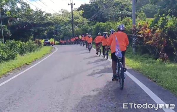 ▲育幼院6歲院童騎不動下車，志工宋明祥協助推腳踏車，而孩子則跑到宋明祥的斜躺車後方幫忙，彼此互推上斜坡。（圖／記者蔡佩旻翻攝）