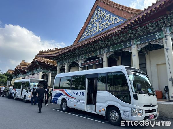 ▲▼ 由家屬將安息袋與鮮花一同拋灑向大海            。（圖／記者戴上容翻攝）