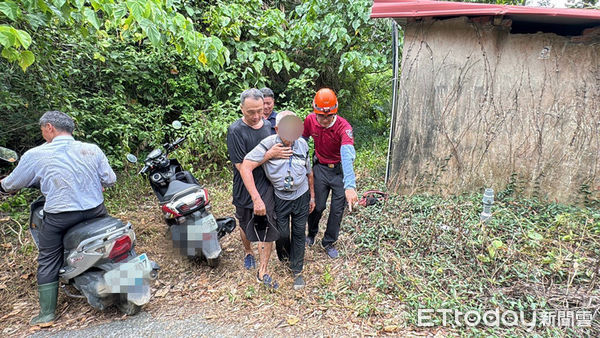 ▲台南市消防局一大隊關嶺、白河分隊據報出動2車5人，會同白河分局警方一同前往搜索救援，到下午尋獲沈男救援脫困送醫。（圖／記者林東良翻攝，下同）