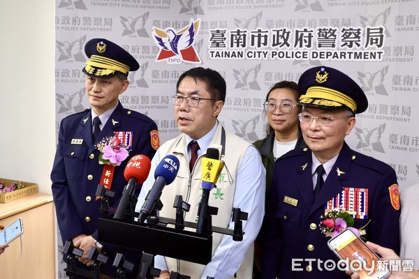 ▲台南市警察局卸任代理、新任局長19日下午在警察局舉行交接典禮，由市長黃偉哲親自主持，警政署長張榮興監交。（圖／記者林東良翻攝，下同）