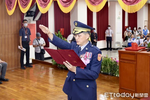 ▲台南市警察局卸任代理、新任局長19日下午在警察局舉行交接典禮，由市長黃偉哲親自主持，警政署長張榮興監交。（圖／記者林東良翻攝，下同）