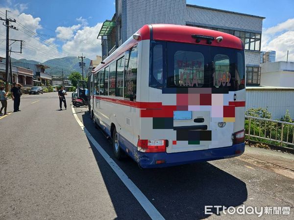 ▲新北一輛客運撞路邊小貨車。（圖／記者郭世賢翻攝，下同）