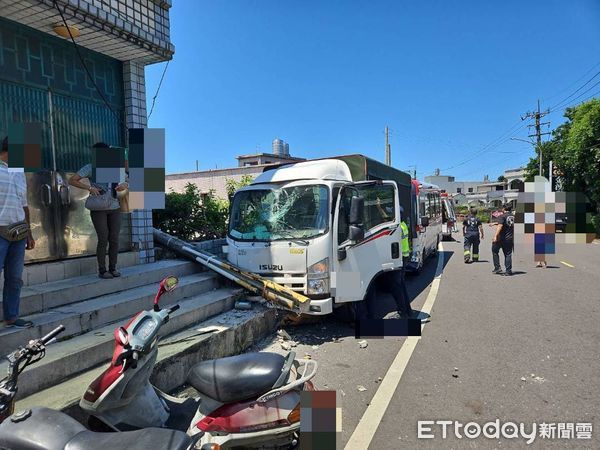 ▲新北一輛客運撞路邊小貨車。（圖／記者郭世賢翻攝，下同）