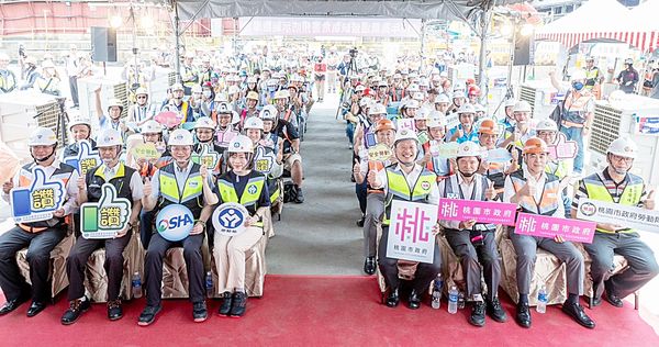 ▲由勞動部與桃園市政府共同主辦的戶外作業「熱危害預防暨缺氧危險作業安全示範觀摩會」，勞動部長何佩珊（左前五）、桃園市副市長蘇俊賓（右前四）等人出席。（圖／市府新聞處提供）