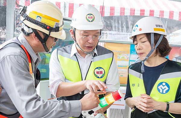 ▲勞動部長何佩珊（右）、桃園市副市長蘇俊賓（中）等人檢視各項預防熱危害宣傳小工具。（圖／市府新聞處提供）