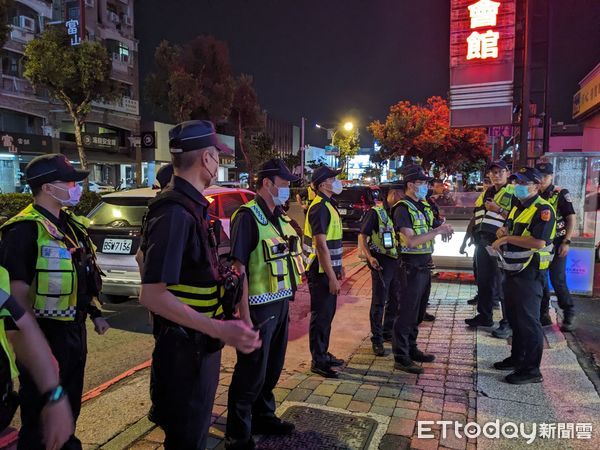 ▲新任台南市警局長林國清，在市警六分局主持勤教，並帶隊執行臨檢勤務，全台南市16個分局同步強力執行。（圖／記者林東良翻攝，下同）