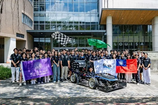 清大賽車工廠舉辦技術發表會，展示碳纖輪框、車殼及第八代賽車。（清華大學提供）