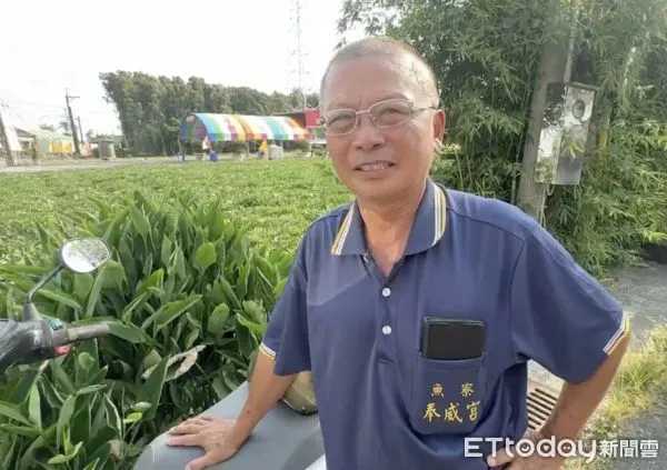 ▲四湖鄉溪底村村長吳啟銘在大雨前獲報水門堵塞緊急出門巡視未戴安全帽，遭民眾攔車報警。（圖／記者蔡佩旻翻攝）