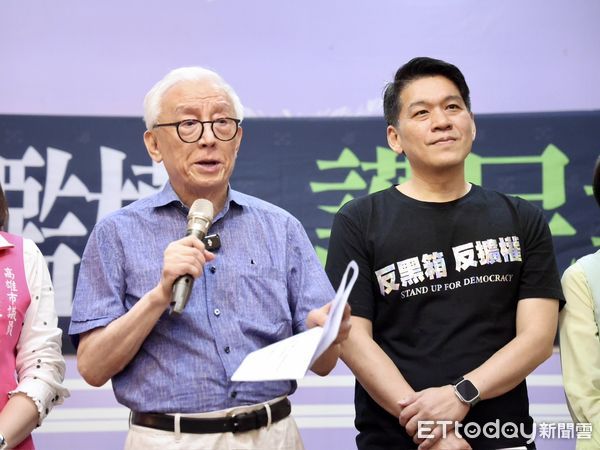 ▲立法委員李柏毅與議員黃文志、李雅慧聯合舉辦「反擴權護民主」高雄楠梓場說明會             。（圖／記者吳奕靖翻攝）