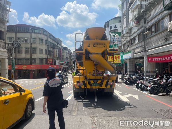 ▲新店水泥預拌車與機車發生擦撞事故，一名年約70婦人命危送醫。（圖／記者陸運陞翻攝）