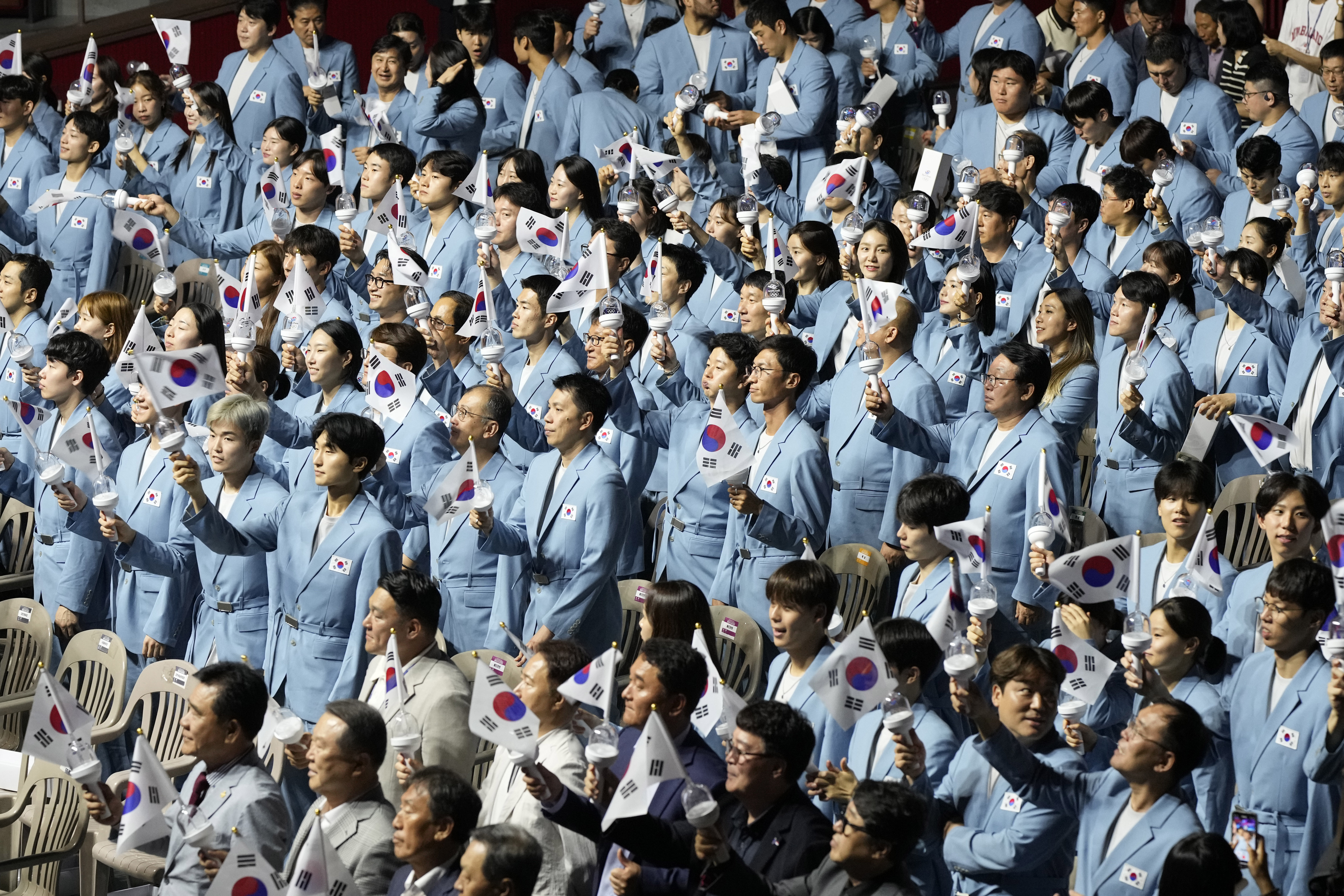 ▲▼南韓9日在首爾市松坡區奧林匹克公園公開巴黎奧運隊服，選手和官員們身穿藍色制服、揮舞國旗。（圖／達志影像／美聯社）