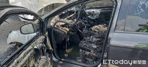 ▲管姓女子開車行經國道3號草屯路段時，發生火燒車，所幸及時逃生、毫髮無傷。（圖／記者高堂堯翻攝）