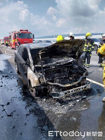 ▲管姓女子開車行經國道3號草屯路段時，發生火燒車，所幸及時逃生、毫髮無傷。（圖／記者高堂堯翻攝）