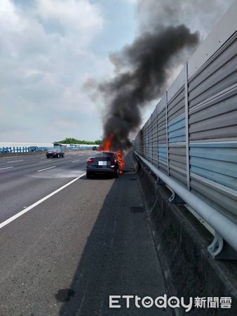 ▲管姓女子開車行經國道3號草屯路段時，發生火燒車，所幸及時逃生、毫髮無傷。（圖／記者高堂堯翻攝）