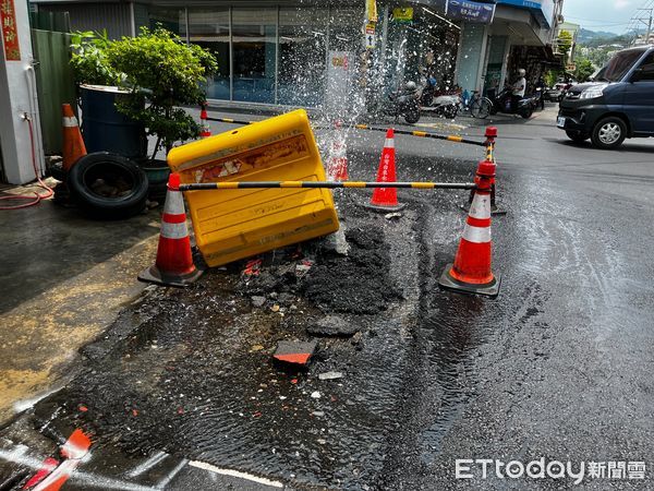 ▲▼             彰化縣員林市員水路、山腳路口水管被挖破，現場湧出小型噴泉。（圖／民眾提供，下同）