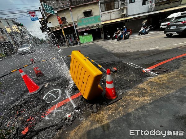 ▲▼             彰化縣員林市員水路、山腳路口水管被挖破，現場湧出小型噴泉。（圖／民眾提供，下同）