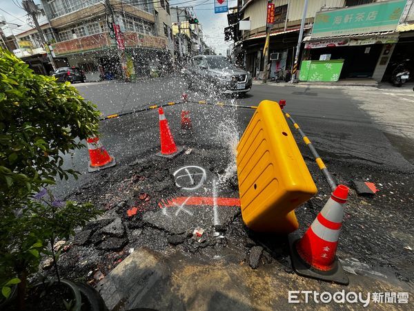 ▲▼             彰化縣員林市員水路、山腳路口水管被挖破，現場湧出小型噴泉。（圖／民眾提供，下同）