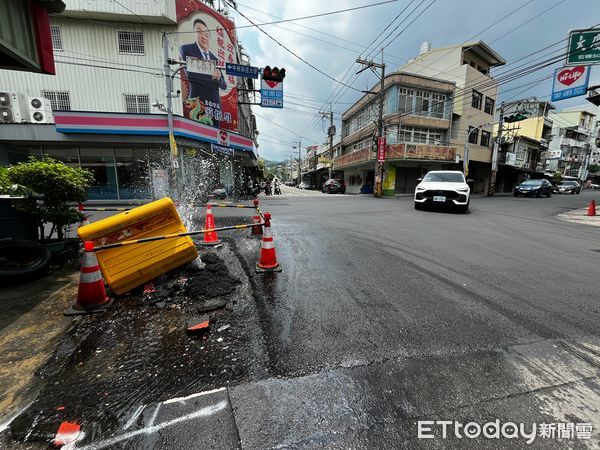 ▲▼             彰化縣員林市員水路、山腳路口水管被挖破，現場湧出小型噴泉。（圖／民眾提供，下同）